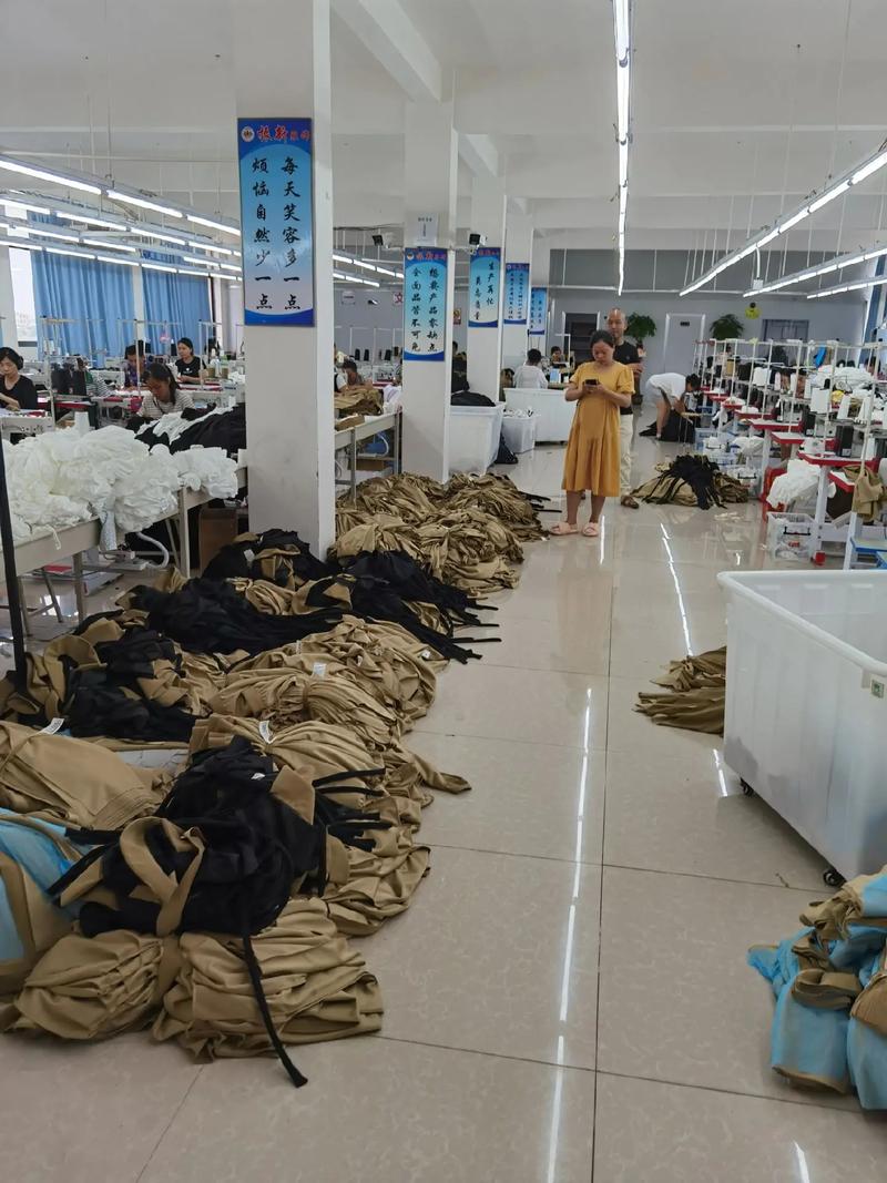生產(chǎn)車(chē)間現(xiàn)場(chǎng) #工廠(chǎng)實(shí)拍視頻 #帶你走進(jìn)服裝廠(chǎng) #努力的服